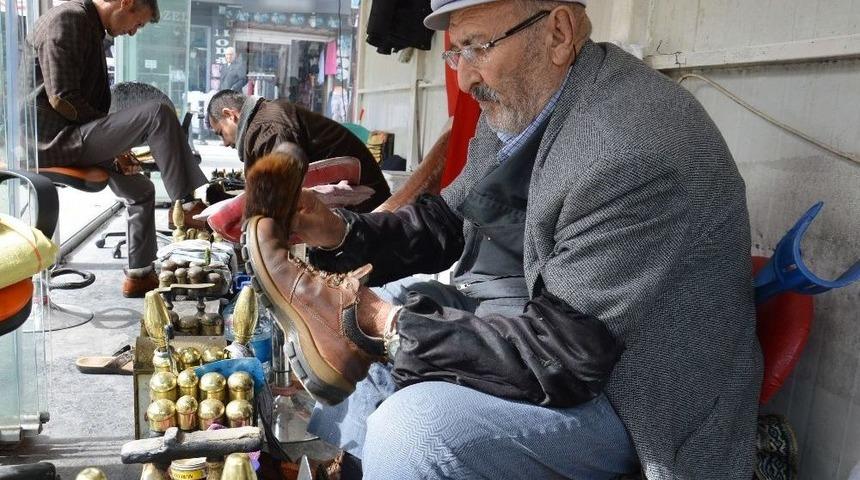 67 Senedir Ayakkabı Boyuyor