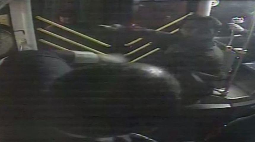 (&ouml;zel) Otob&uuml;s Şof&ouml;r&uuml;ne Tornavidalı Saldırı Kamerada