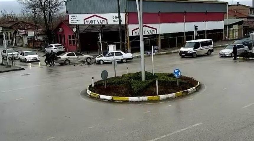 Yolun Karşısına Ge&ccedil;meye &Ccedil;alışırken &Ouml;l&uuml;mden D&ouml;nd&uuml;ler