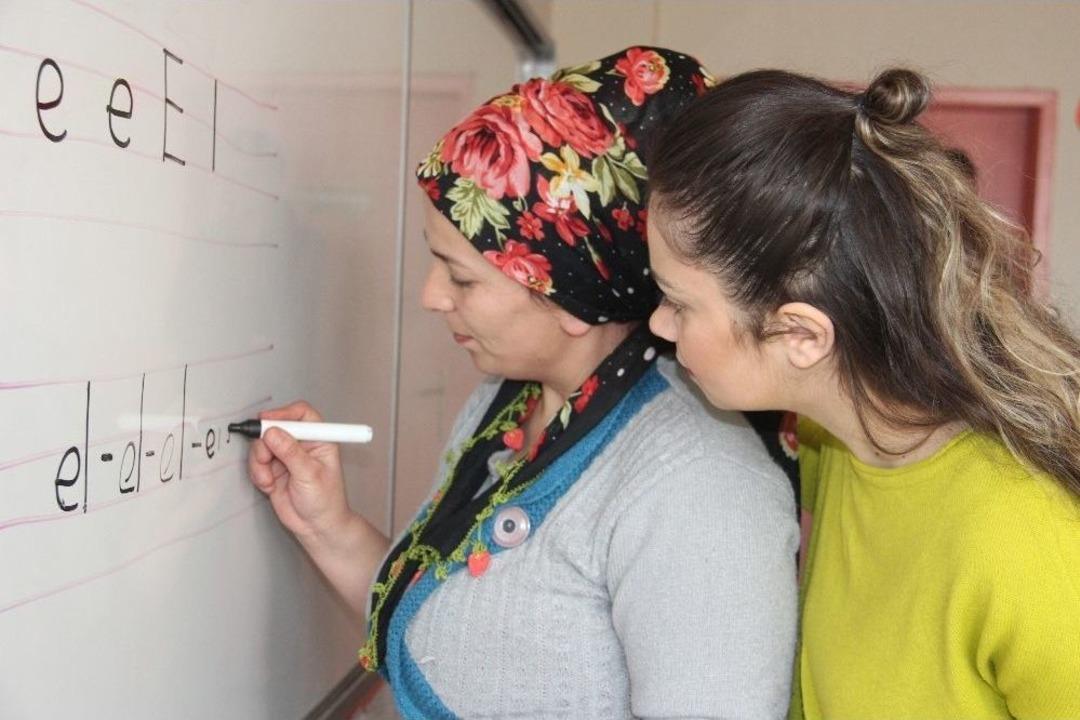 Hakkari&rsquo;de 5 Bin Kadın Okuma Yazma &Ouml;ğreniyor