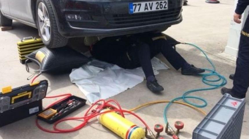 Yalova İtfaiyesi Ara&ccedil; İ&ccedil;inde Mahsur Kalan 4 Kedi Yavrusu İ&ccedil;in Seferber Oldu