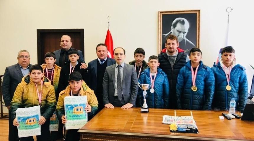 Tufanbeyli Ortaokulu G&uuml;reşte Adana İkincisi