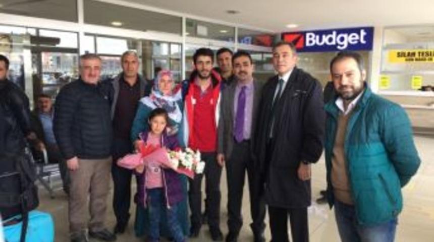 Milli Kayak&ccedil;ıya &Ccedil;i&ccedil;ekli Karşılama