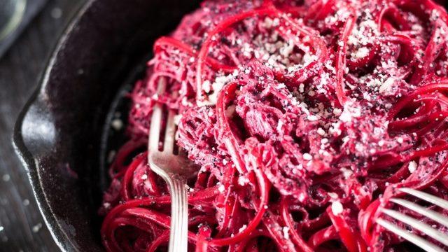 Ev Yapımı Pancarlı Makarna