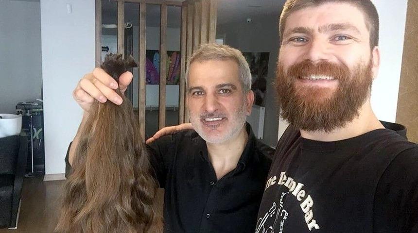 Sa&ccedil;ını Kanser Hastalarına Bağışlamak İ&ccedil;in Kestirdi