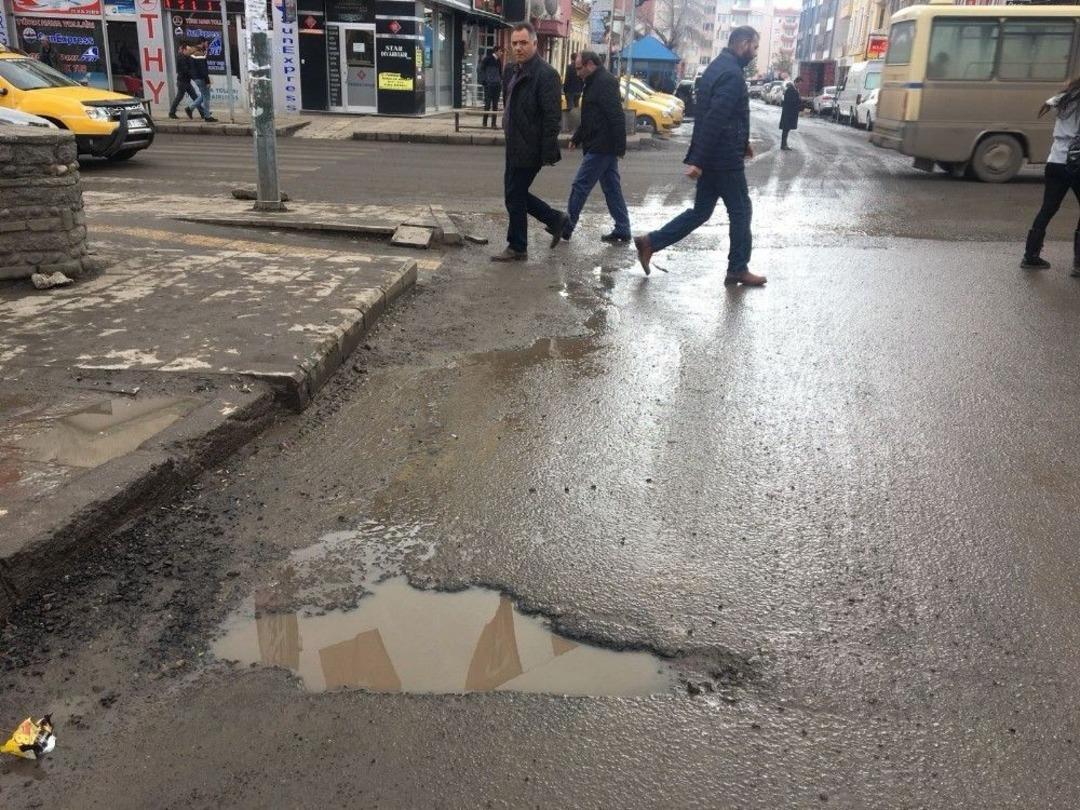 Kars&rsquo;ta, Karayollarının Attığı Asfalt Kışı &Ccedil;ıkaramadı