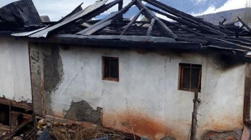 &Ccedil;orum&rsquo;da &Ccedil;ıkan Yangında Bir Ev K&uuml;le D&ouml;nd&uuml;