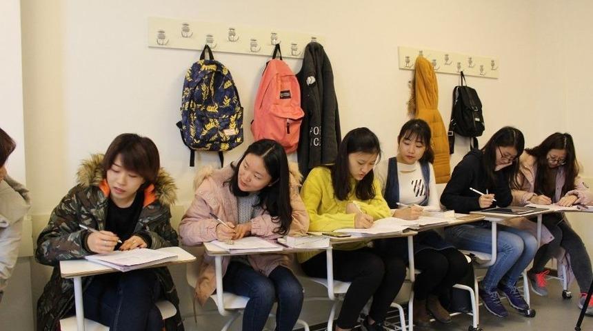 &Ccedil;inli &Ouml;ğrenciler T&uuml;rk&ccedil;e &Ouml;ğreniyor