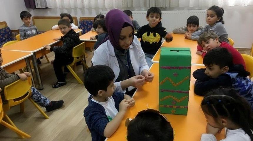 Minik &Ouml;ğrenciler Kuş Kafeslerini Okul Bah&ccedil;esindeki Ağa&ccedil;lara Astı