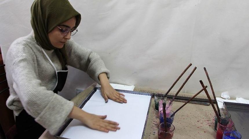 Öğrenciler, Ebru Sanatı İle Stres Atıyor