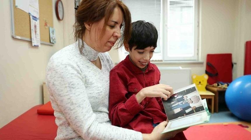 Emekli Kadın Polis, Doktorların &lsquo;yaşamaz&rsquo; Dediği &Ccedil;ocuğunu Hayata Bağladı