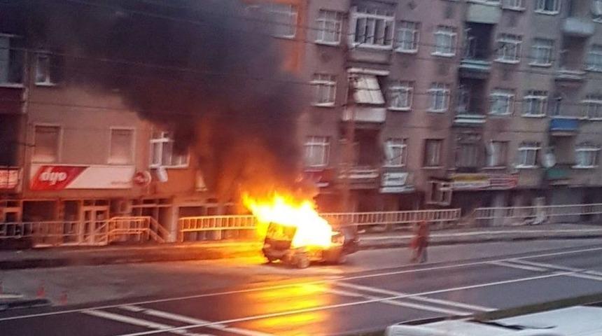 Park Halindeki Otomobil Alev Topuna Döndü