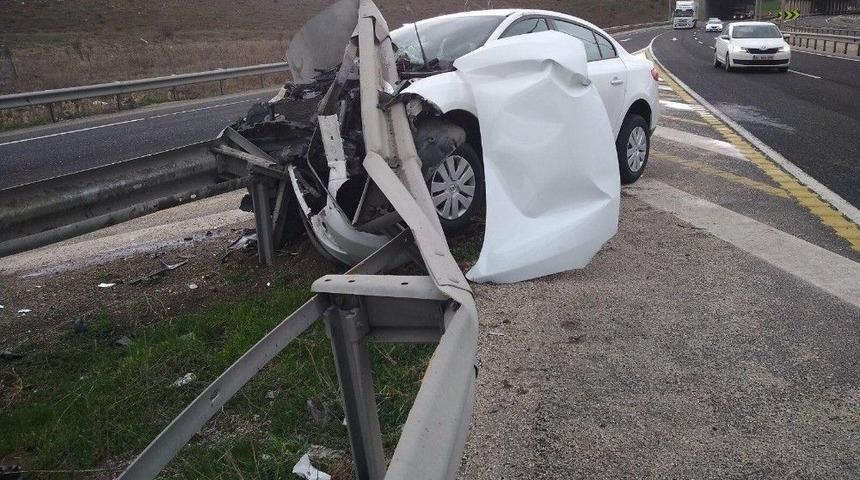 Otomobil Bariyerlere &Ccedil;arptı; 5 Yaralı