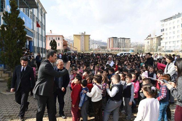 Başkan Asya, Öğrencilerin Sevincine Ortak Oldu