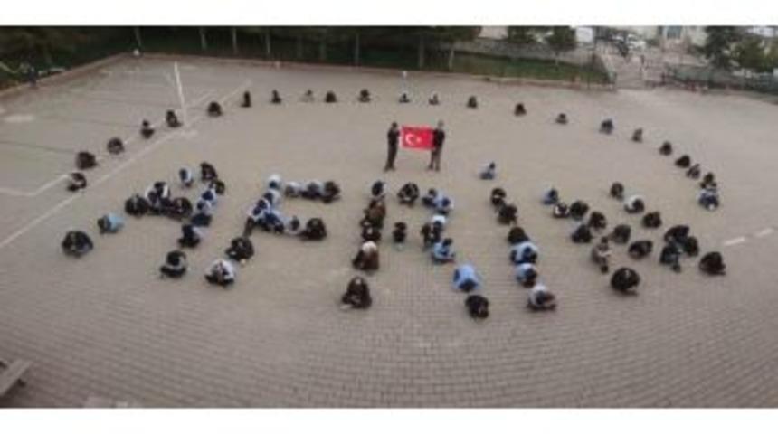 &Ouml;ğrenciler Hep Bir Ağızdan &lsquo;şehitler &Ouml;lmez, Vatan B&ouml;l&uuml;nmez&rsquo;