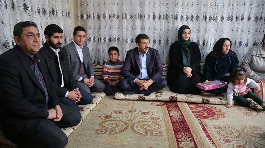 Ekinci Mahallelerde Vatandaşlarla Bir Araya Gelmeye Devam Ediyor