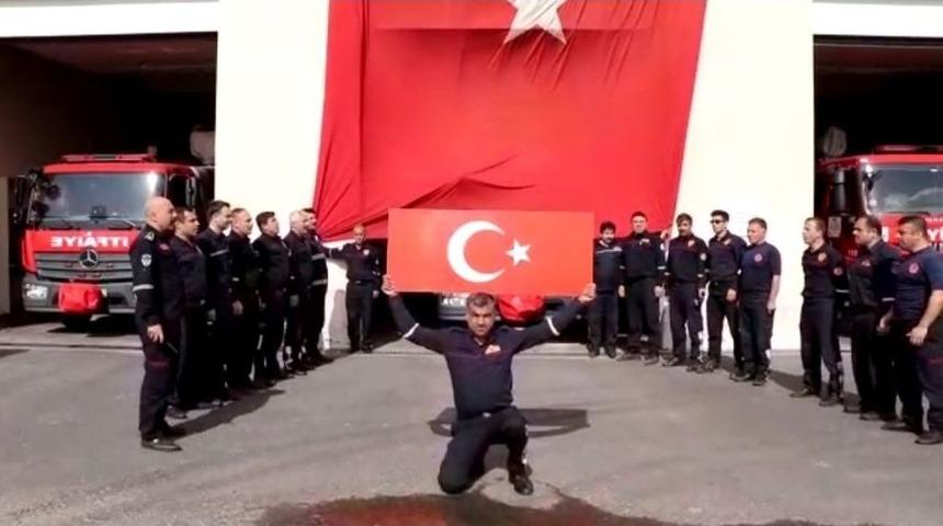 İtfaiyecilerden Mehmet&ccedil;iğe Bayraklı Ve Sirenli Destek