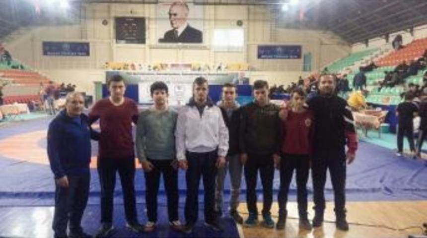 G&uuml;reş&ccedil;iler Madalya İle D&ouml;nd&uuml;