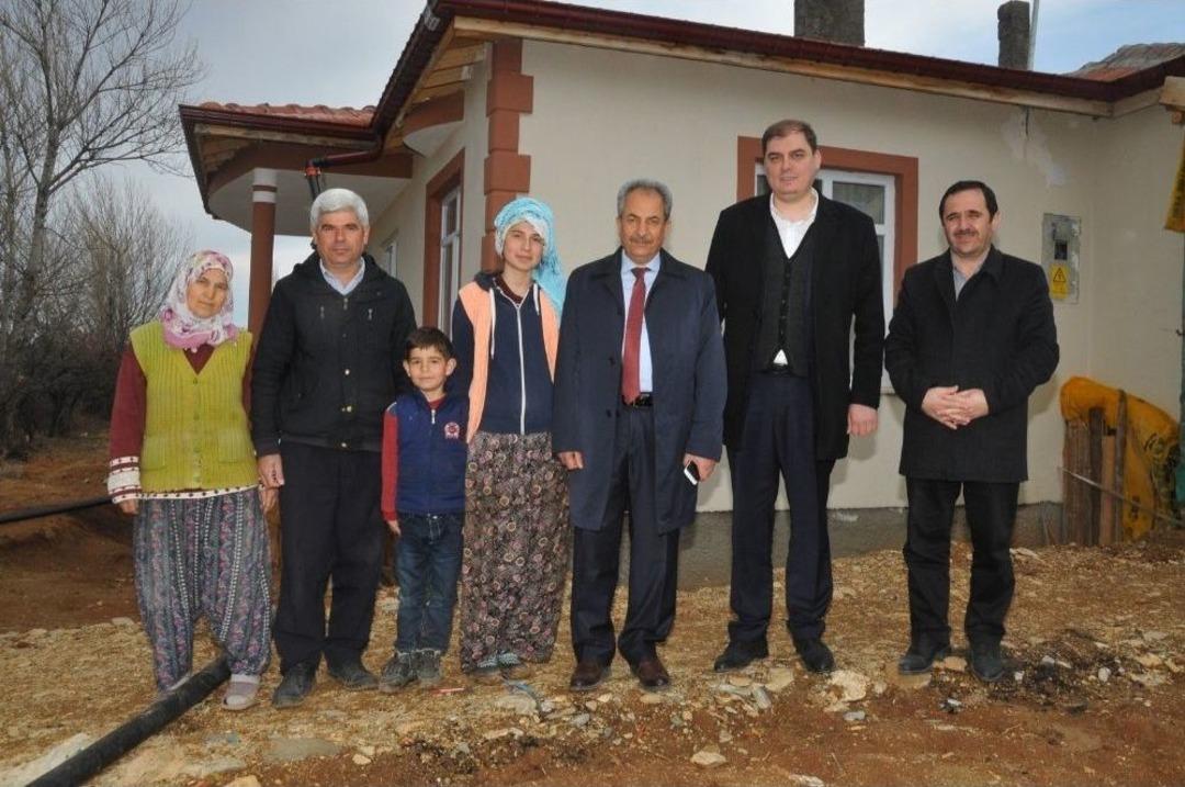 Şehirden K&ouml;ye D&ouml;n&uuml;p &Ccedil;ift&ccedil;ilik Yapıp Tavuk Beslemeye Başladı