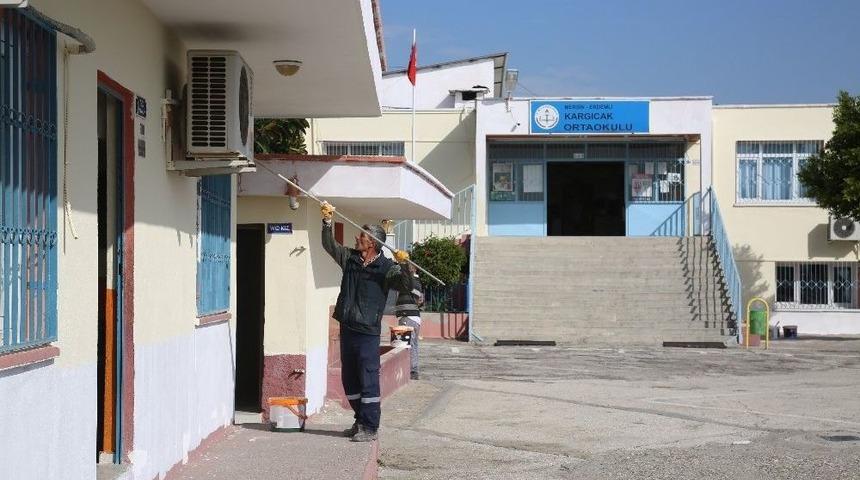 Erdemli&rsquo;de Okullarda &Ccedil;alışmalar Devam Ediyor