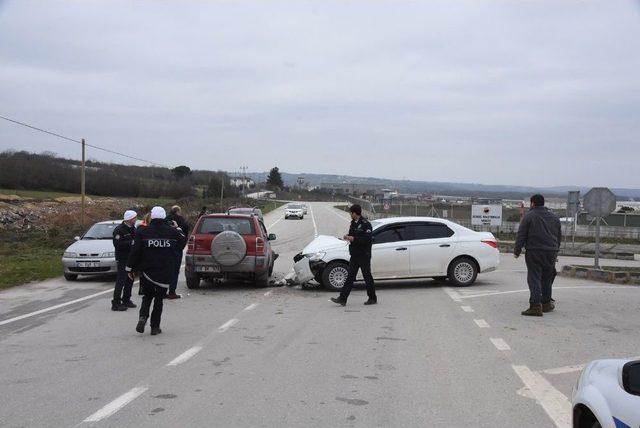 Sinop’ta Trafik Kazası: 2 Yaralı