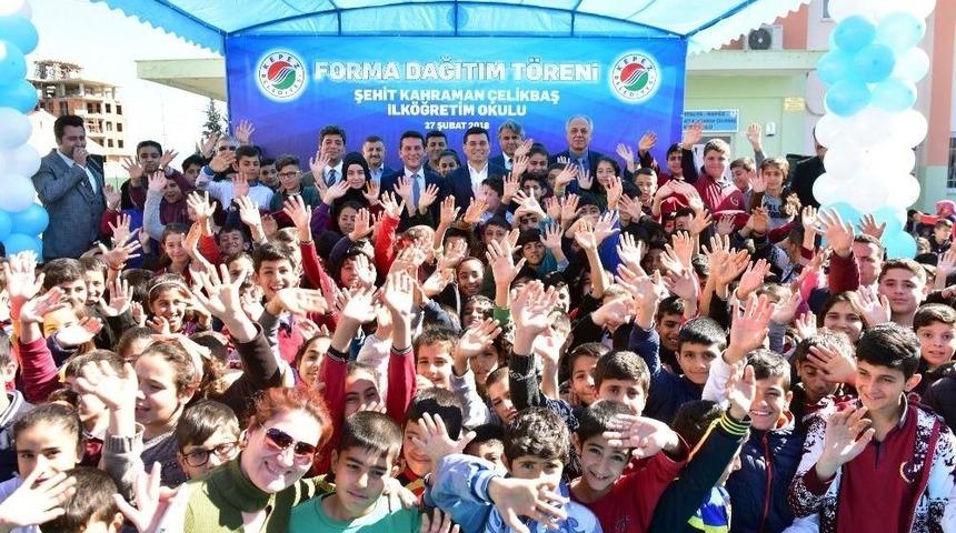 T&uuml;t&uuml;nc&uuml;, &Ouml;ğrencilere Forma Dağıttı