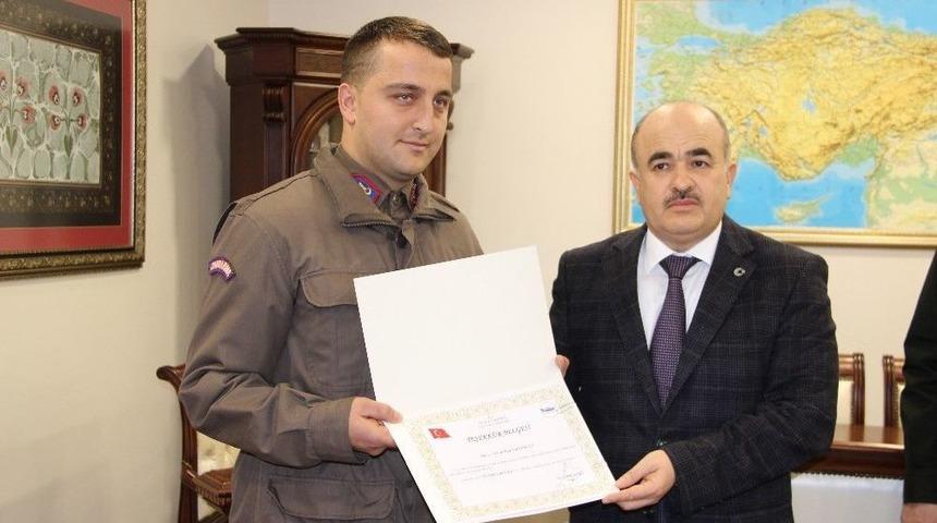 Vali Dağlı’dan Kazada Bayrağı Yerden Kaldıran Jandarma Erine Ödül