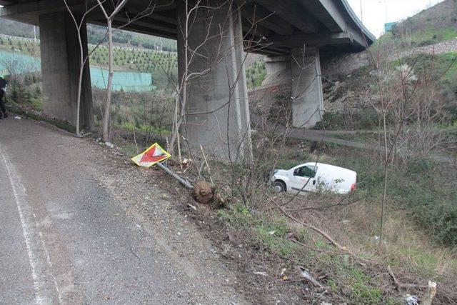 Hafif Ticari Araç Şarampole Uçtu: 1 Yaralı