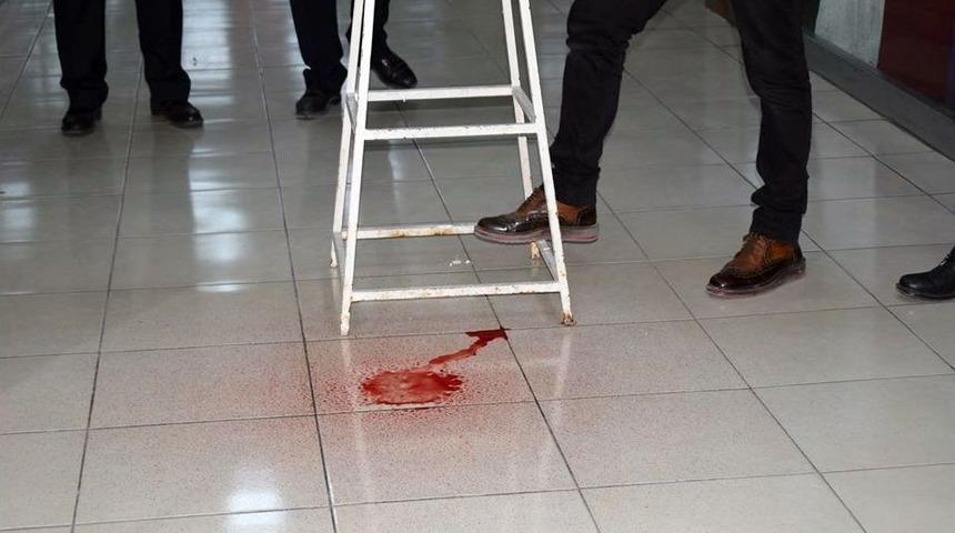 Tavandan Damlayan Kırmızı Renkli Sıvı Polisi Alarma Ge&ccedil;irdi