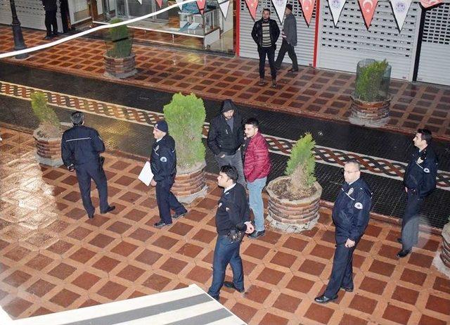 Tavandan Damlayan Kırmızı Renkli Sıvı Polisi Alarma Geçirdi