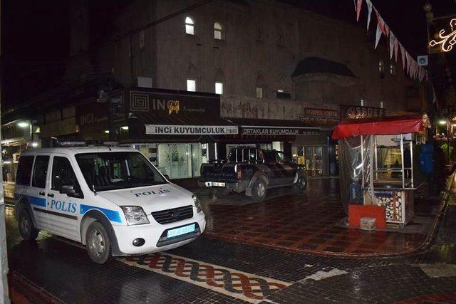 Tavandan Damlayan Kırmızı Renkli Sıvı Polisi Alarma Geçirdi