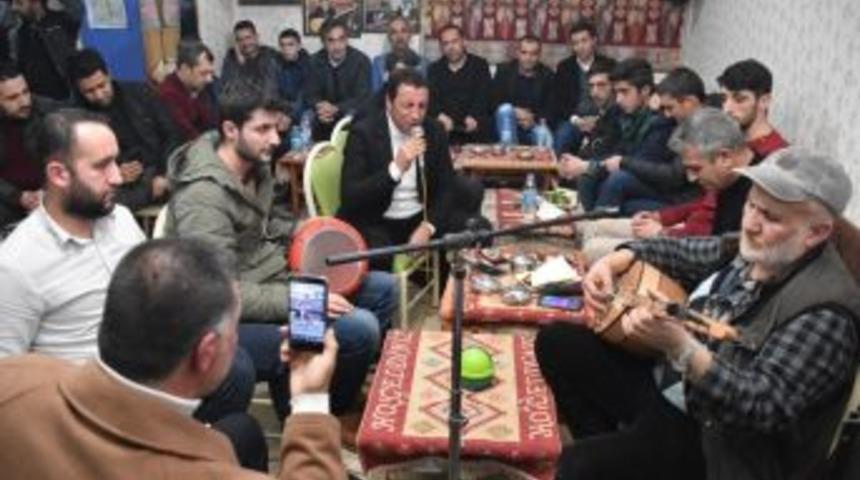 Gen&ccedil;ler Sıra Gecesinde Eğlendi