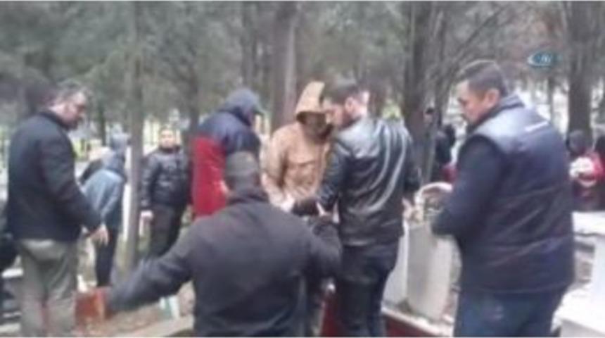 &Ouml;ld&uuml;rd&uuml;ğ&uuml;n&uuml; İddia Ettiği &Ccedil;ocuğunun Cenazesinde Taziyeleri Kabul Etti