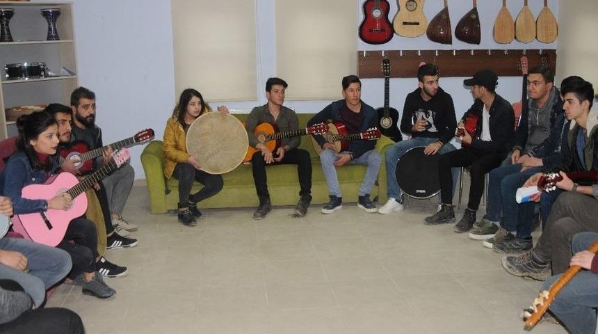 Şırnak&rsquo;ta A&ccedil;ılan Kurslar Sayesinde Gen&ccedil;ler Sanat &Ouml;ğreniyor
