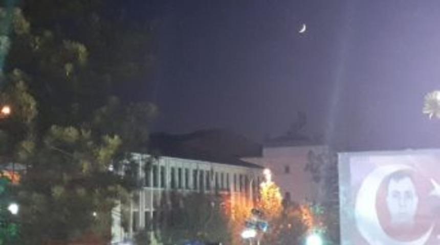 Hilal İle Ay Gökyüzünde Türk Bayrağını Simgeledi