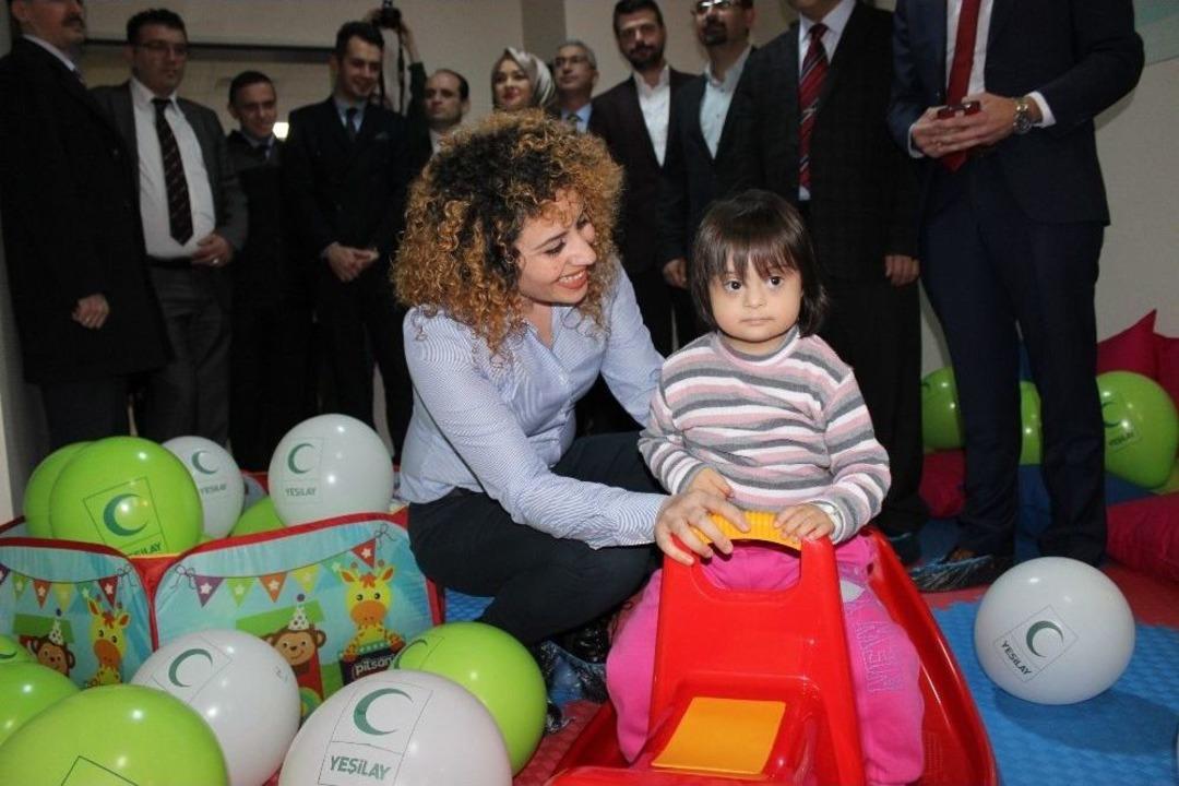 Yeşilay &Ouml;nc&uuml;l&uuml;ğ&uuml;nde Hastaneye &Ccedil;ocuk Odası Kazandırdılar