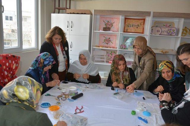 Fulya Kutlu Protokol Eşlerine Kadın Ve Gençlik Merkezlerini Tanıttı