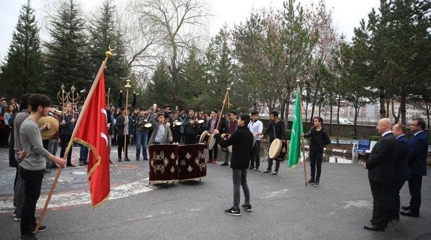 Okul Ziyaretinde Başkan Çolakbayrakdar’a Mehteranlı Karşılama