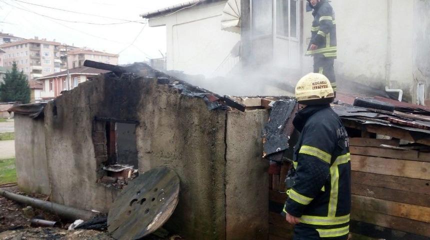 Yaşlı Kadının Yakmaya &Ccedil;alışırken Devrilen Sobası Barakayı Yaktı