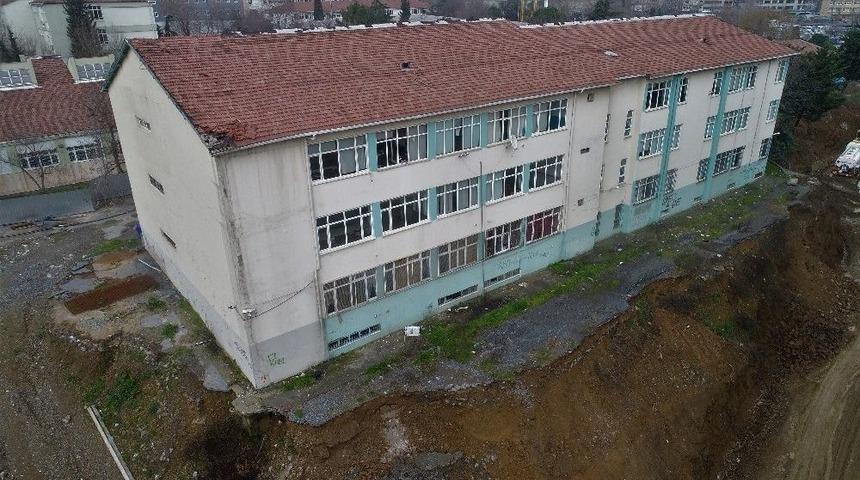 Toprak Kayması Yaşanan Şişli End&uuml;stri Meslek Lisesi Havadan G&ouml;r&uuml;nt&uuml;lendi