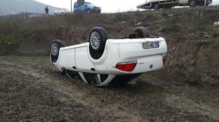 Kontrolden &Ccedil;ıkan Otomobil Tarlaya U&ccedil;tu: 2 Yaralı