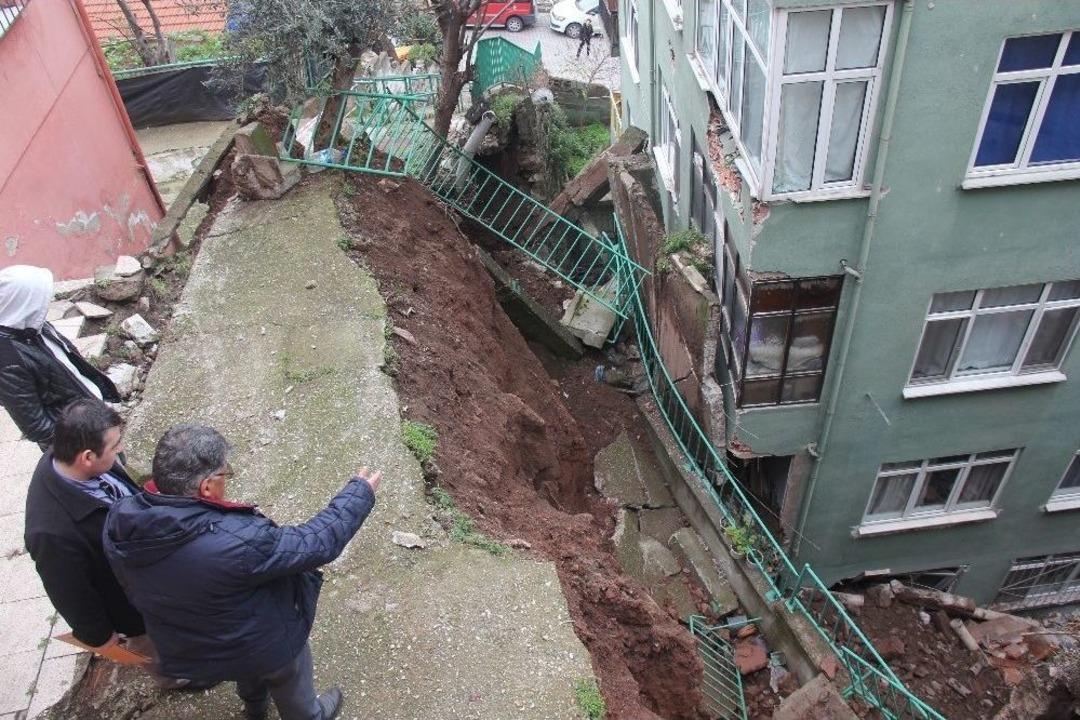 Kocaeli&rsquo;de &Ccedil;&ouml;ken İstinat Duvarı 5 Katlı Binanın &Uuml;zerine Yıkıldı