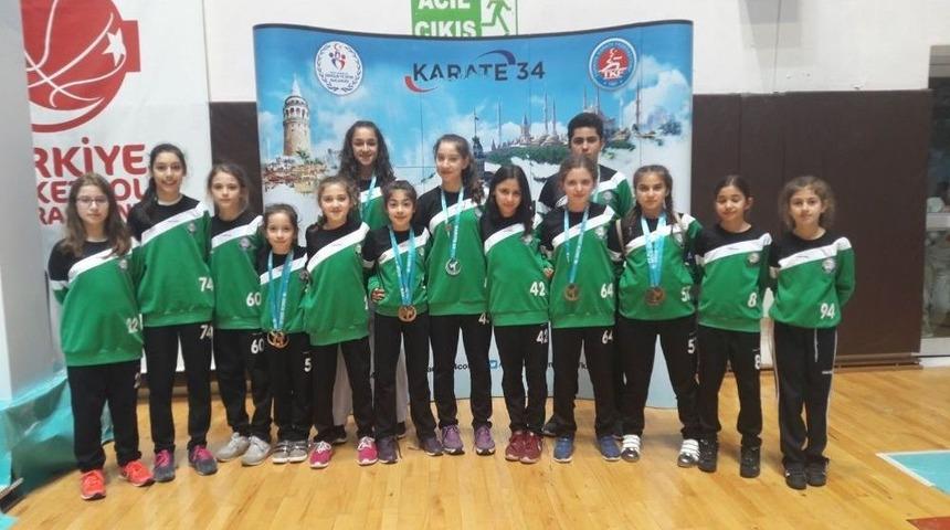 Salihlili Karateciler İstanbul&rsquo;dan 8 Madalyayla D&ouml;nd&uuml;