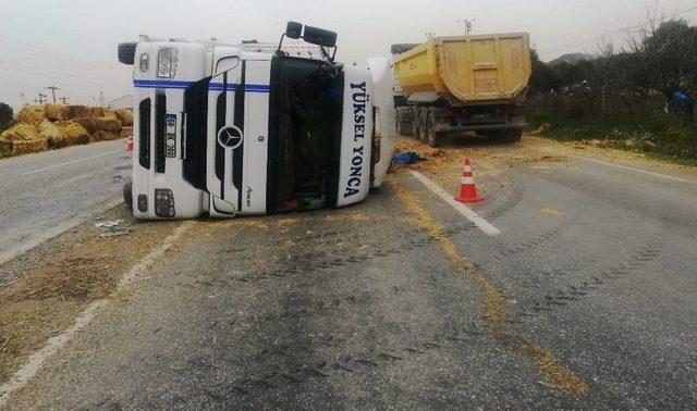 Aydın’da Saman Yüklü Tır Devrildi