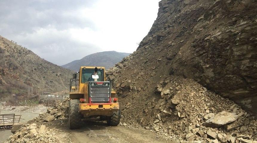 Heyelan 34 K&ouml;y&uuml;n Yolunu Kapattı