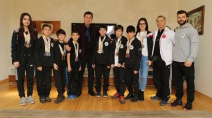 Şampiyon Wushu’cular Başkan Kocadon’u Ziyaret Etti