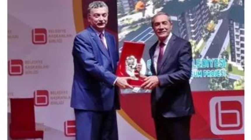 Başkan &Ouml;zdemir&rsquo;e &Ouml;d&uuml;l Verildi