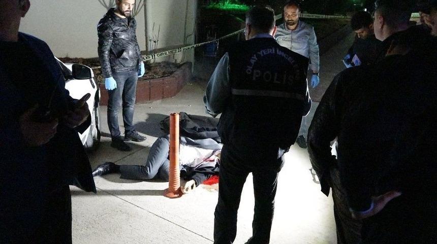 İş Adamına Evinin &Ouml;n&uuml;nde Kanlı İnfaz