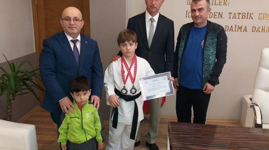 Fo&ccedil;alı Minik Karateciden &Ccedil;ifte Gurur