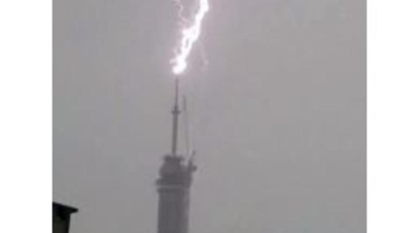 &Ccedil;amlıca&rsquo;daki Yeni Tv Kulesine Yıldırım D&uuml;şme Anı Kamerada